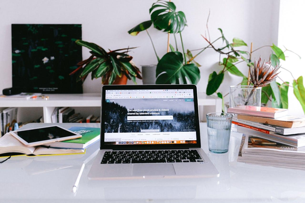 Рабочее место с книгами